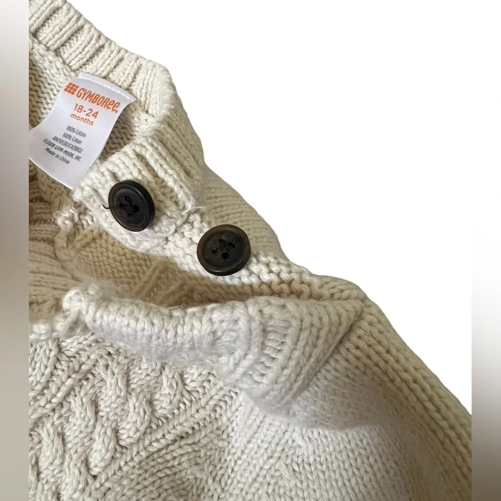 2 cable-knit sweaters 12months (blue) & 18 months (white) Gap & Gymboree
